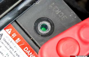 Какие существуют индикаторы заряда автомобильного аккумулятора Индикаторная пробка на тюменском аккумуляторе